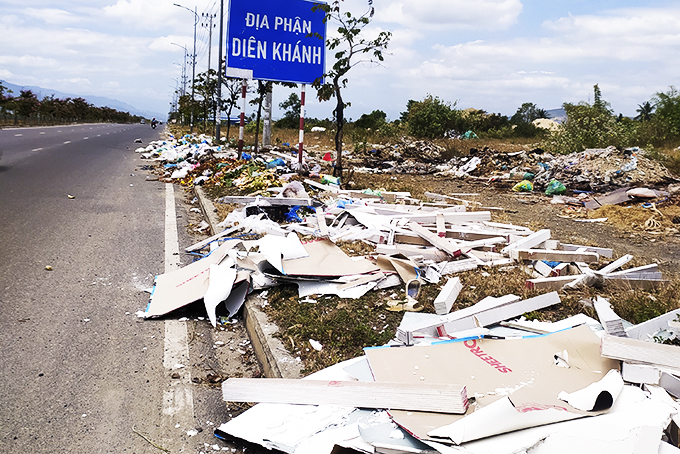 Bãi rác tự phát trên đường Võ Nguyên Giáp