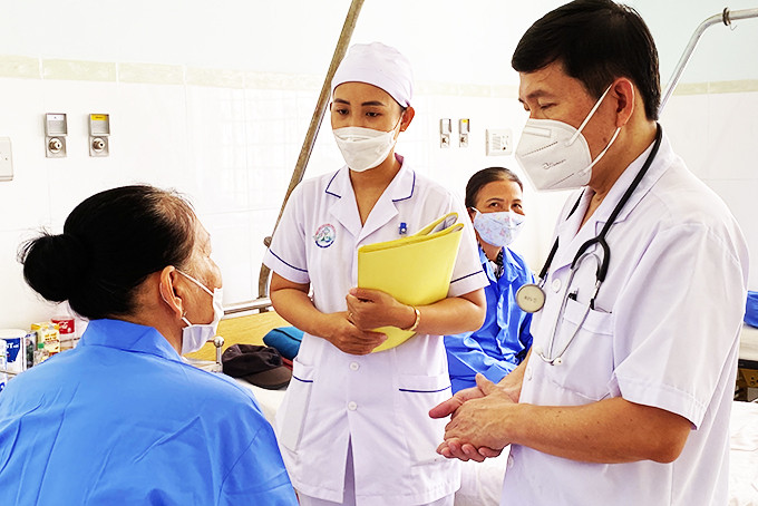 Bác sĩ Bệnh viện Ung bướu tỉnh trao đổi tình trạng bệnh với bệnh nhân điều trị nội trú. 