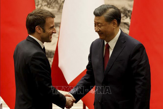 Chủ tịch Trung Quốc Tập Cận Bình (phải) trong cuộc hội đàm với Tổng thống Pháp Emmanuel Macron đang ở thăm Bắc Kinh, ngày 6/4/2023. Ảnh: AFP/TTXVN