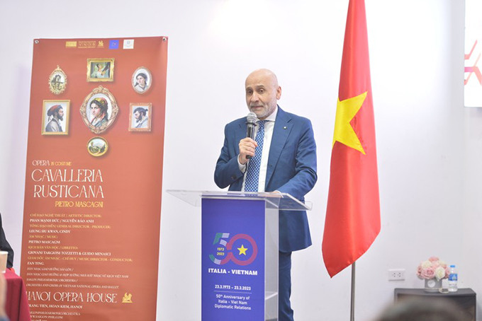 Đại sứ đặc mệnh toàn quyền Italia tại Việt Nam phát biểu tại buổi họp báo.