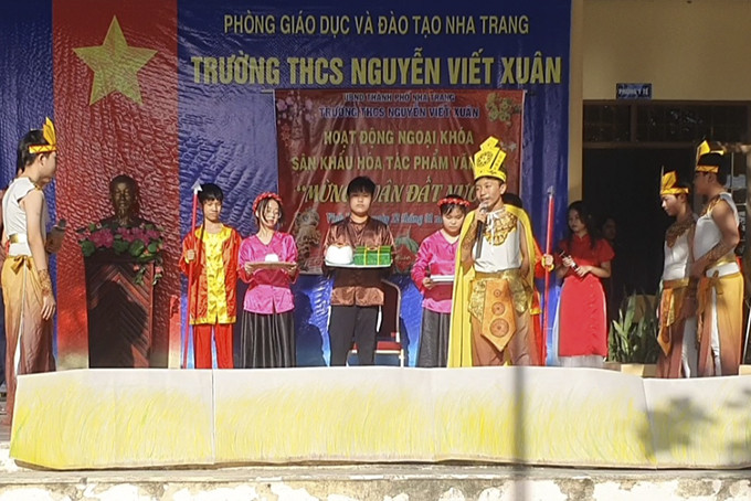 Hình này là Hoạt cảnh Con Rồng, cháu Tiên tại chương trình sân khấu hoá tác phẩm văn học của Trường THCS Nguyễn Viết Xuân ạ.