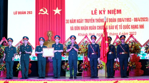 Lữ đoàn vinh dự đón nhận Huân chương Bảo vệ Tổ quốc hạng Nhì.