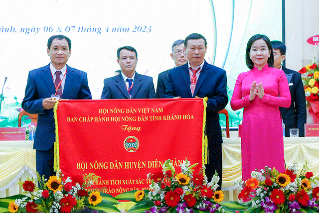 Ban chấp hành HND Diên Khánh nhiệm kỳ 20218-2023 nhận cờ thi đua của HND tỉnh