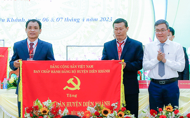 Lãnh đạo huyện Diên Khánh tặng cờ lưu niệm cho HND huyện