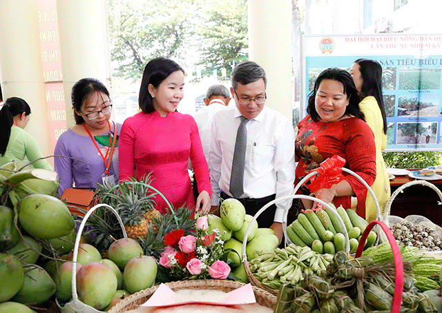 Các đại biểu tham quan điểm trưng bày các loại nông sản nổi bật do hội viên, nông dân diên khánh làm ra