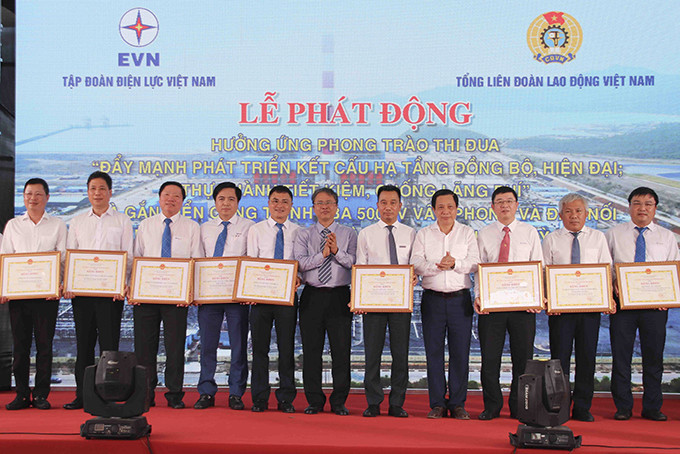 Lãnh đạo tỉnh tặng bằng khen cho các cá nhân và tập thể có thành tích đóng góp trong công tác xây dựng Dự án Trạm biến áp 500kV Vân Phong và đấu nối.