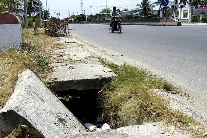 Nắp đậy mương cống thoát nước bị sụp bể