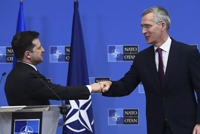 Tổng thống Ukraine Volodymyr Zelensky (bên trái) và Tổng thư ký NATO Jens Stoltenberg tại cuộc gặp năm 2021. Ảnh: AFP 