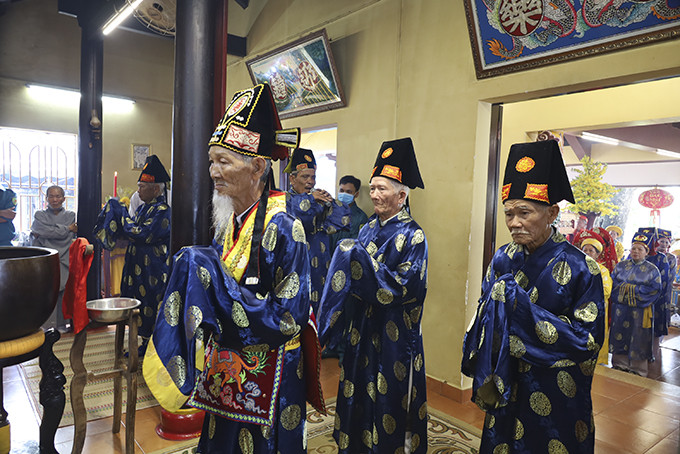 People often pray for peace, happiness and prosperity of the nation and families on occasion of Am Chua Festival