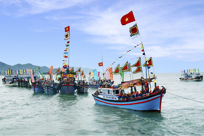 Fishing boats parading on the sea during Whale Worshipping Ceremony (Photo: Van Anh)